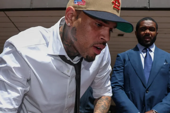 Chris Brown se declara culpado por briga em boate em Londres