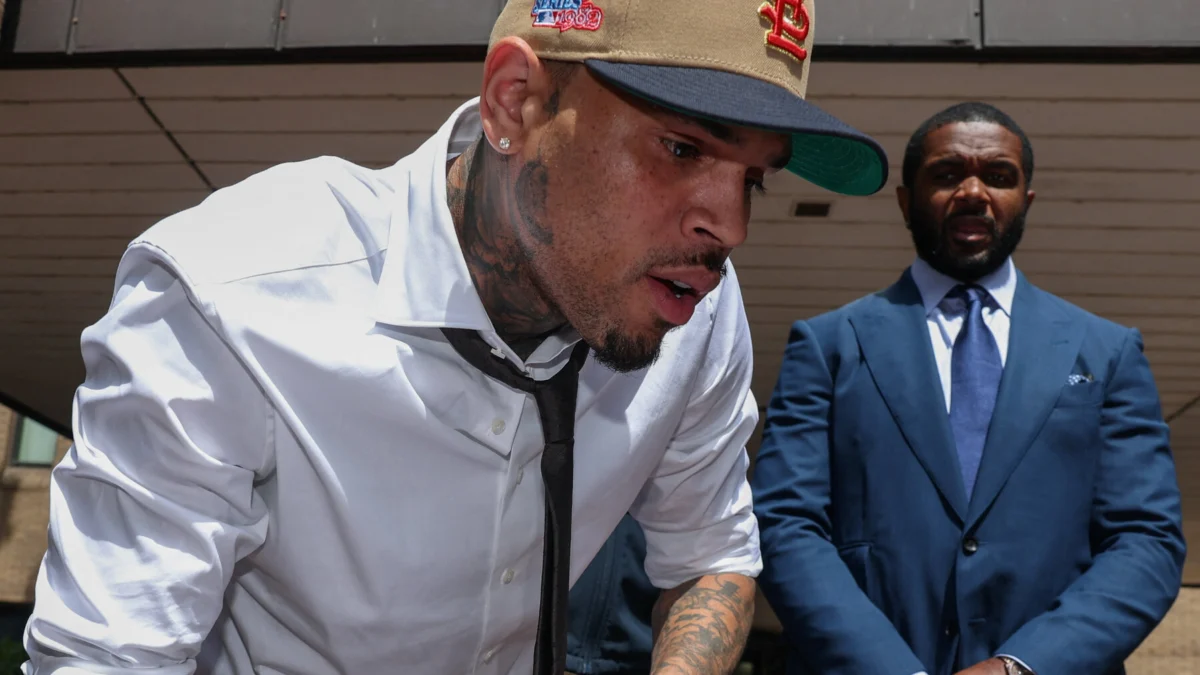 Chris Brown se declara culpado por briga em boate em Londres