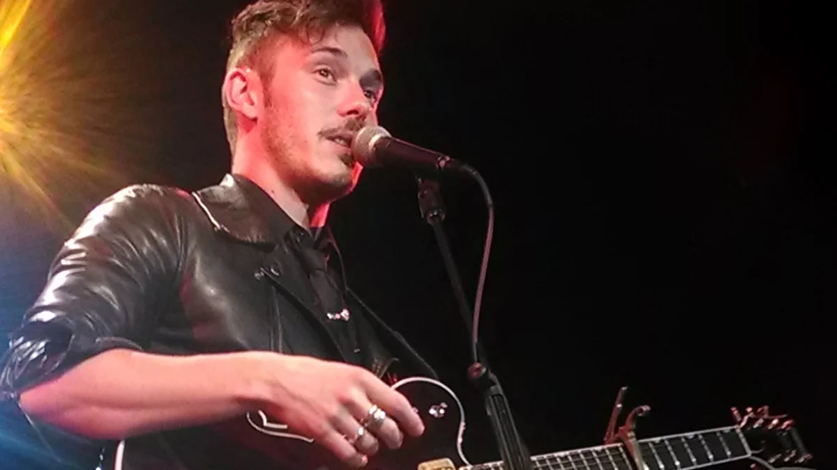 Sam Palladio lança 'Burberry Jacket' com narrativa sombria