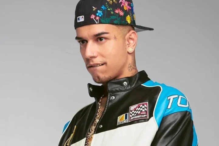 Veigh surpreende com novo visual platinado e recado