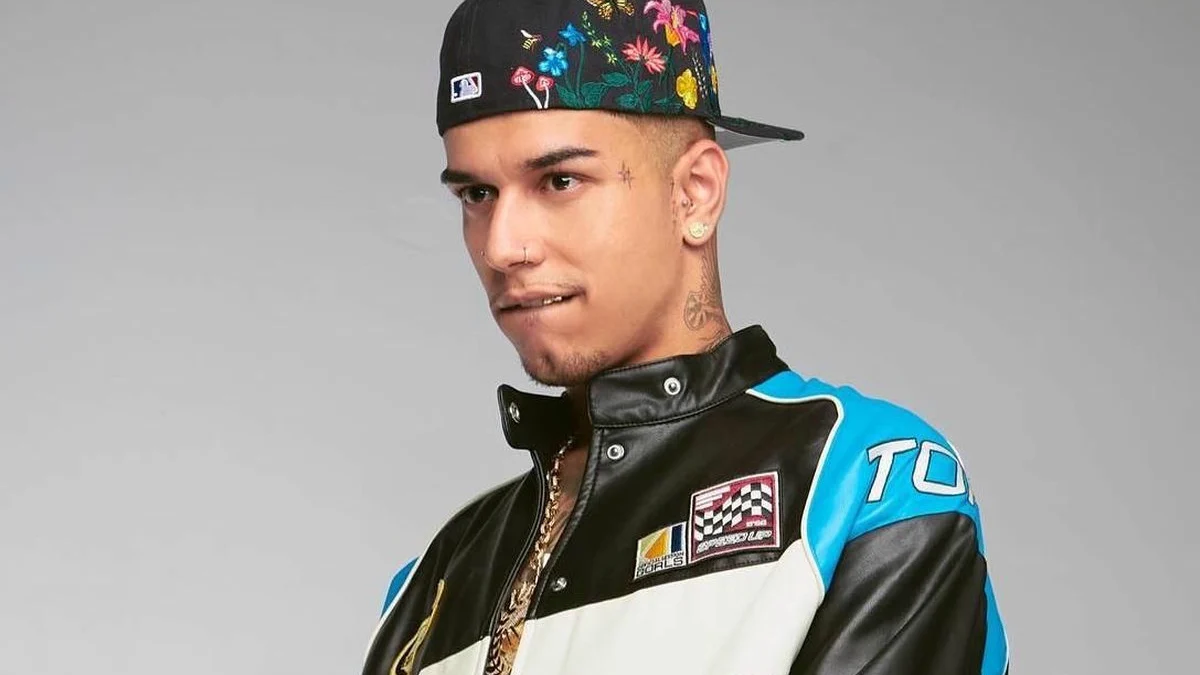 Veigh surpreende com novo visual platinado e recado