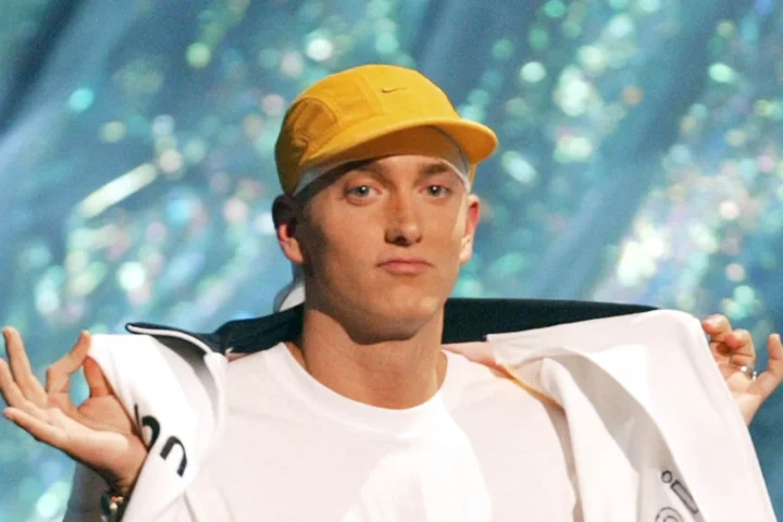 Eminem quebra recorde histórico com "Curtain Call: The Hits" na Billboard 200
